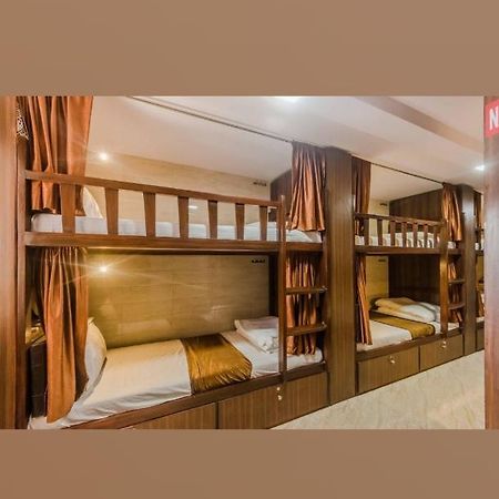 Awesome Dormitory Male Only Mumbai Exterior photo