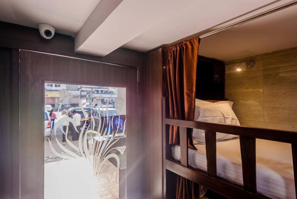 Awesome Dormitory Male Only Mumbai Exterior photo
