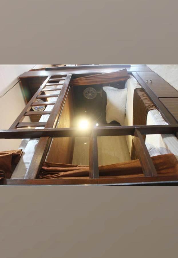 Awesome Dormitory Male Only Mumbai Exterior photo