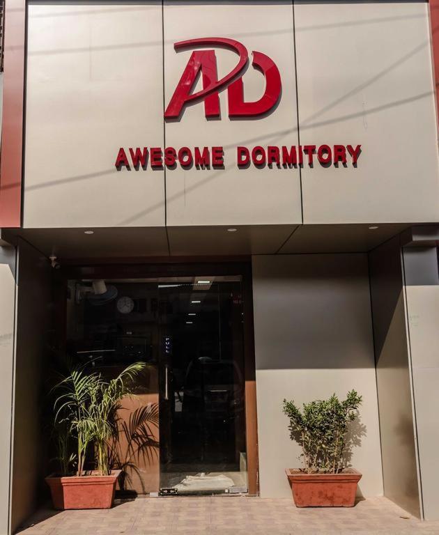 Awesome Dormitory Male Only Bed & Breakfast Mumbai Exterior photo