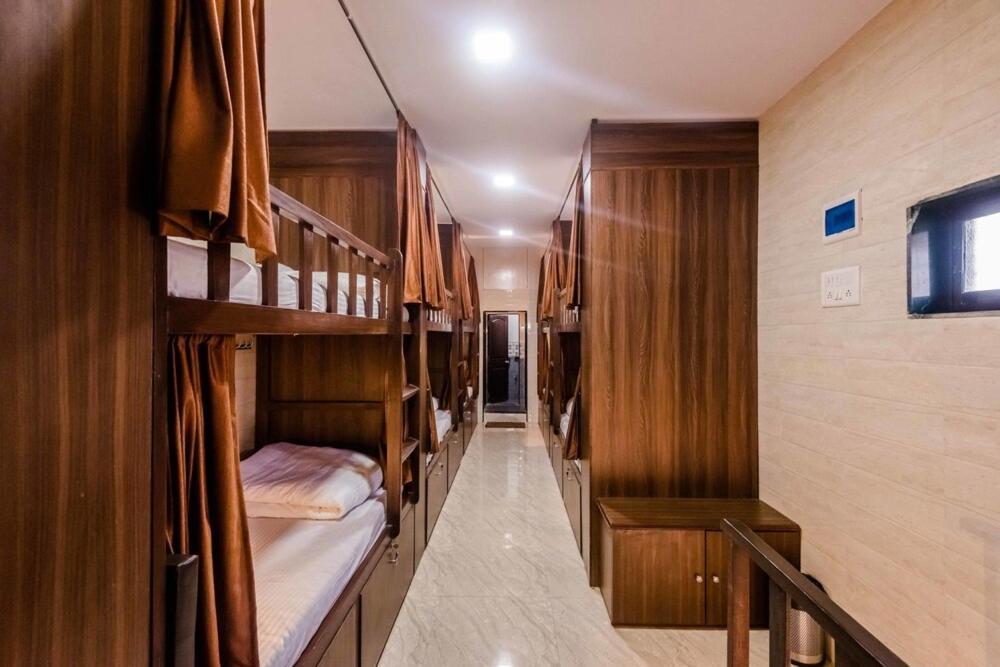 Awesome Dormitory Male Only Mumbai Exterior photo