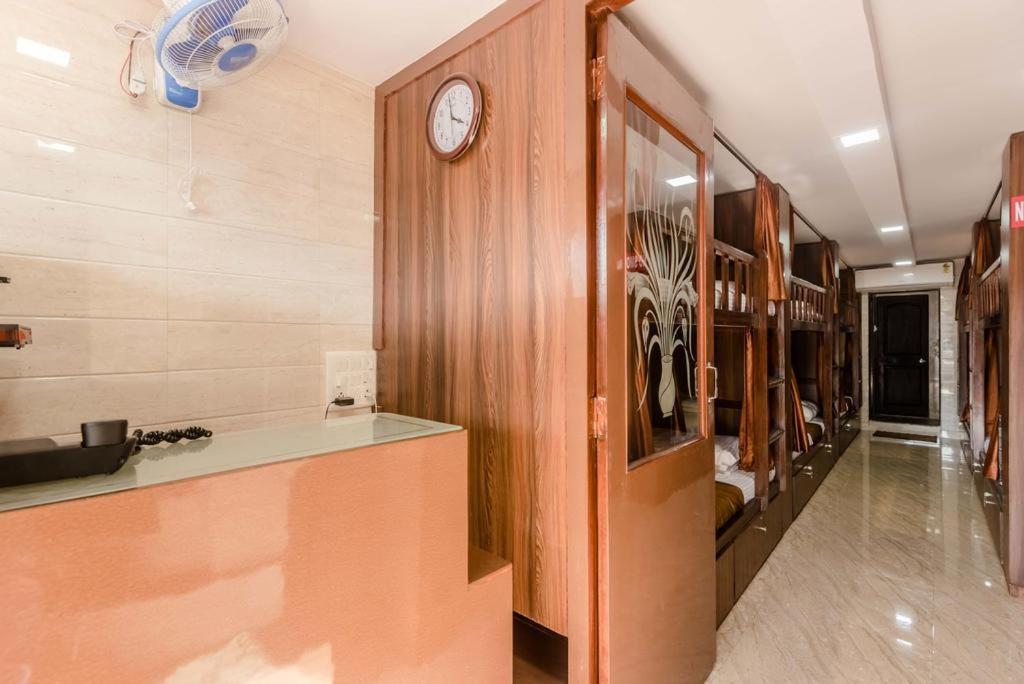 Awesome Dormitory Male Only Mumbai Exterior photo
